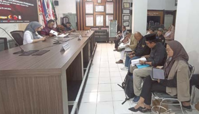 MASIH KURANG: KPU Kota Malang melakukan rapat pleno terkait hasil verifikasi faktual dukungan Sam HC-Rizky Boncell.