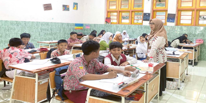 PEMINAT BERTAMBAH: Pembelajaran berlangsung di salah satu ruang kelas di SMP Taman Siswa, kemarin (25/7). Mereka menerima 156 siswa baru.