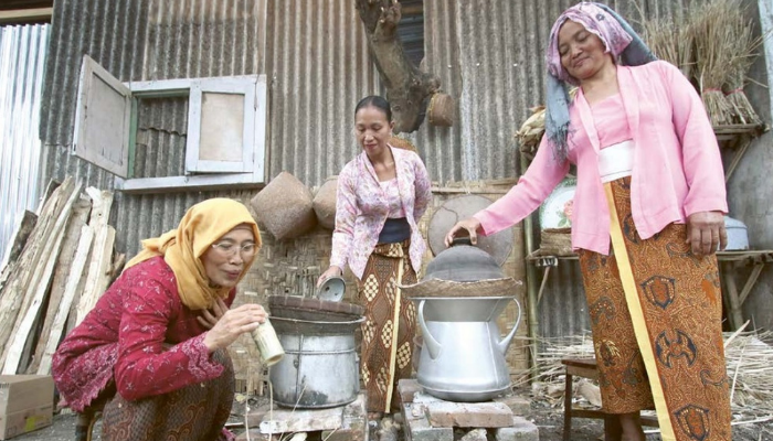 JADUL BANGET: Tiga warga RT 6/RW 2, Arjosari, Blimbing memperagakan memasak secara tradisional di Pasar Semar Tempo Doeloe kemarin.