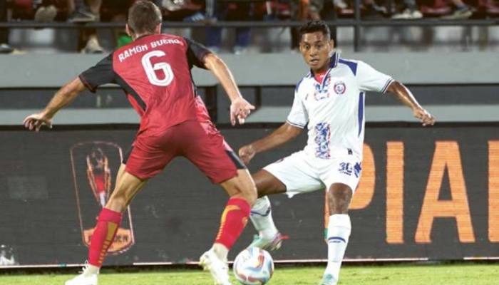 ALL OUT: Salim Tuharea (kanan) berusaha melewati pemain Persija Jakarta Ramon Bueno pada laga kedua Piala Presiden Rabu lalu (24/7).