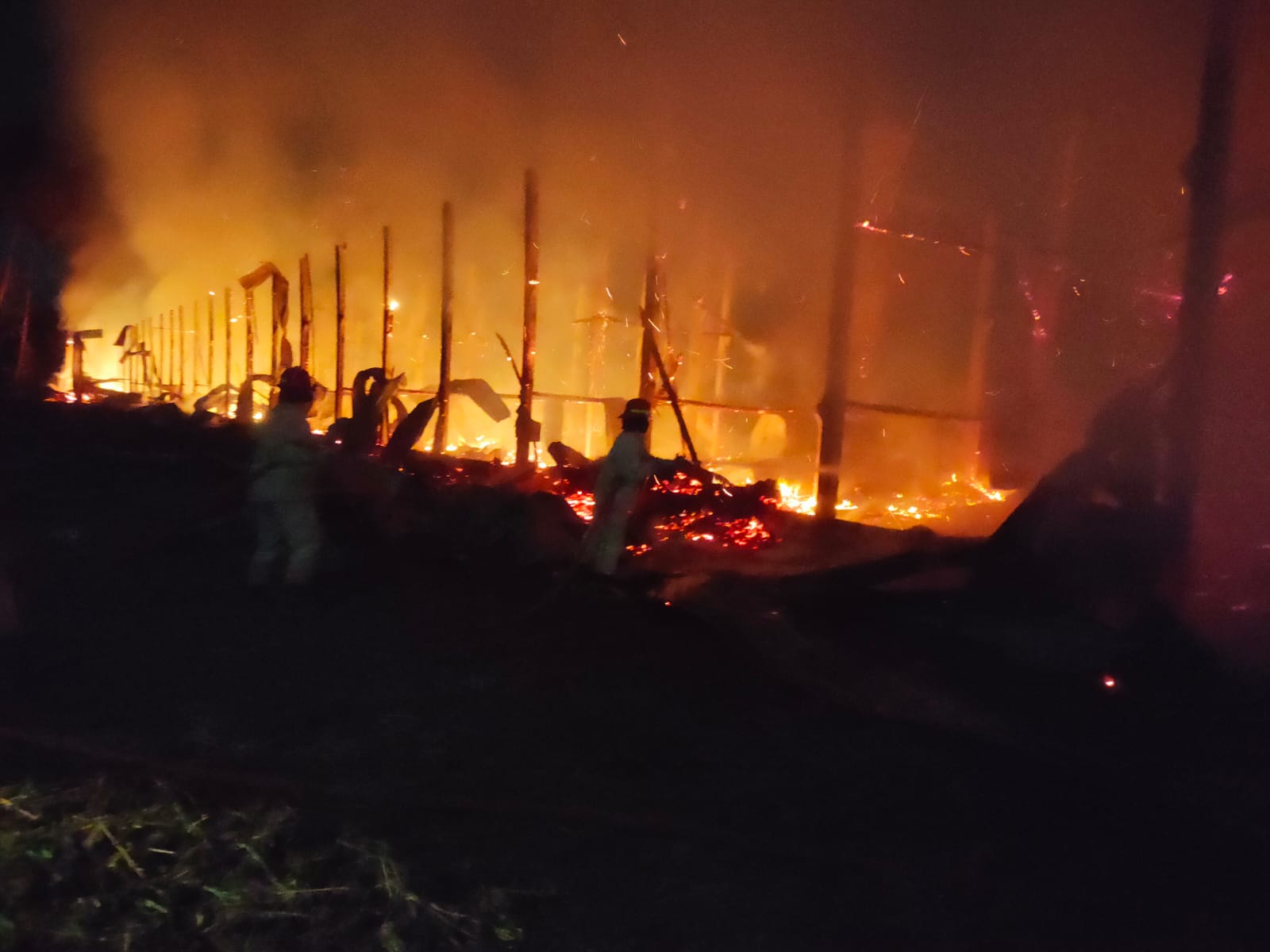 LUDES: Kobaran api menghanguskan konstruksi kandang ayam boiler di Dusun Jambegede, Desa Kanigoro, Kecamatan Pagelaran.
