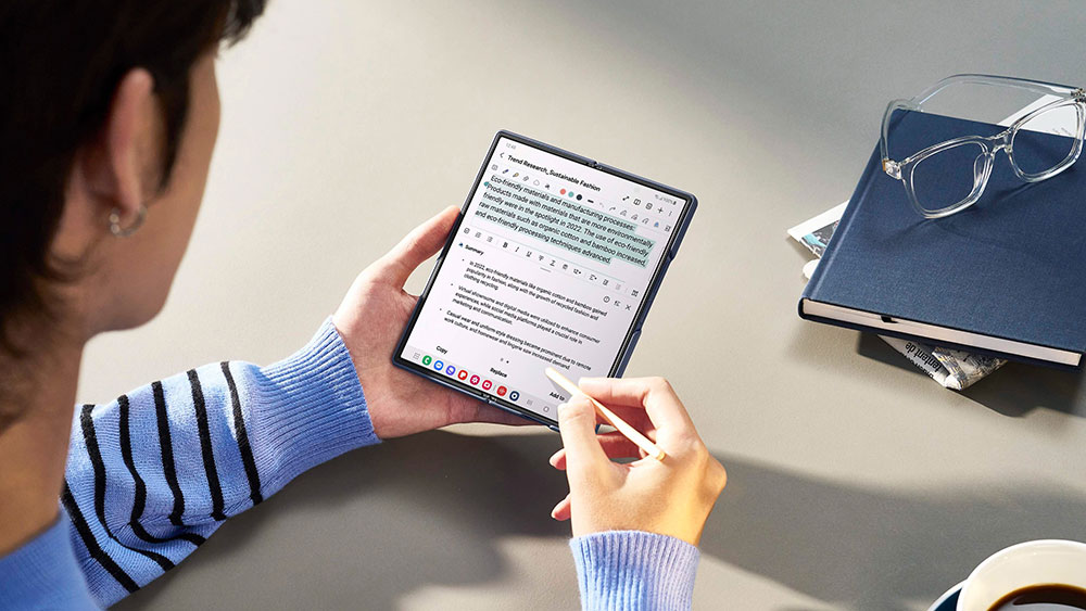Ragam fitur AI pada Galaxy Z Fold6 yang semakin canggih memudahkan produktivitas penggunanya.