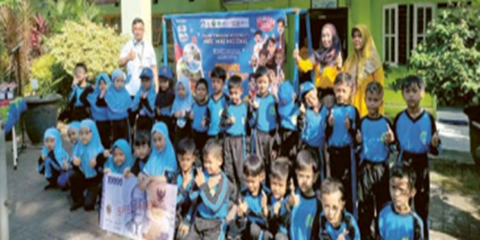 KOLABORASI: Kepala Sekolah Dewi Masullah MPd didampingi Pengawas SD Drs Tjatur Suprihandoko MM, Ketua Komite Tanti Yustina Amd Kep bersama perwakilan siswa SDN Sawojajar 3 Malang saat peringatan HAN.