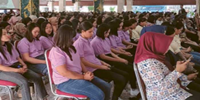 BANTU PEKERJA MIGRAN: Sekitar 400 calon TKI menghadiri sosialisasi layanan program KB gratis di Pendapa Agung Kabupaten Malang, Jalan KH Agus Salim, Kota Malang, kemarin (25/7)