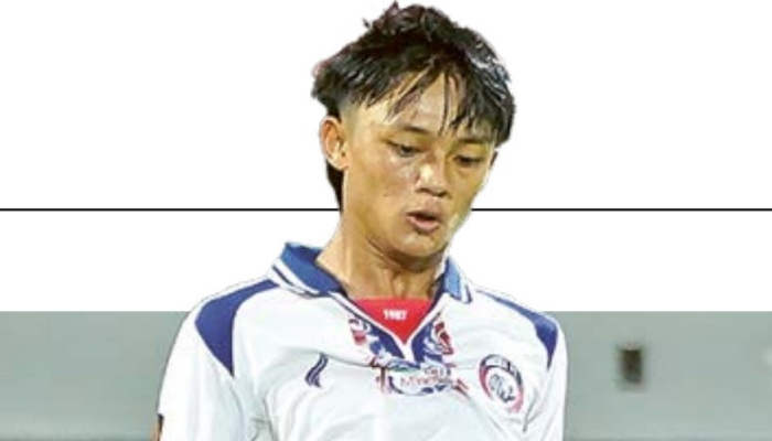 PILAR TIM: Achmad Maulana Syarif (kiri) berusaha melepaskan umpan dalam laga melawan Persija Jakarta pada Rabu lalu (24/7).