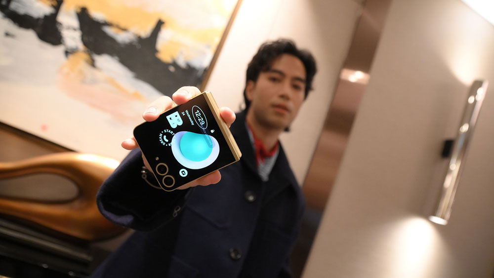 Vidi Aldiano kini memutuskan untuk menggunakan Galaxy Z Flip6 sebagai daily drivernya