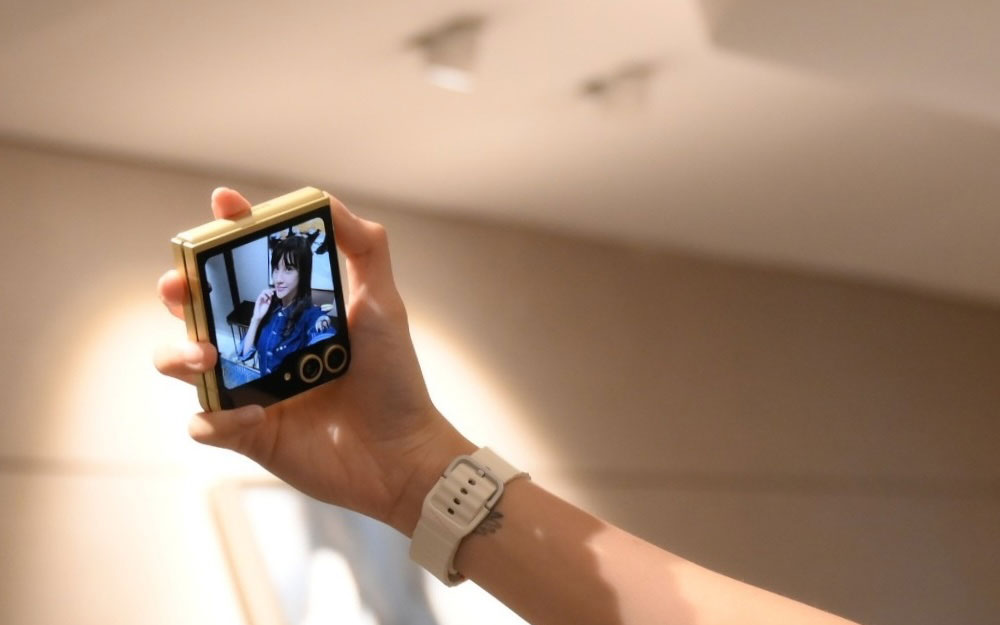 Anya suka banget selfie pakai Galaxy Z Flip6 karena sekarang memiliki kamera utama 50MP