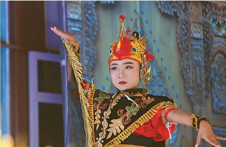 PENARI CILIK: Salah satu penari menunjukkan kemampuannya menari tarian tradisional di Sanggar Tari Bayu Candra Kirana, Dusun Krajan, Desa Senggreng, Kecamatan Sumberpucung kemarin.