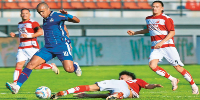 PERAN VITAL: Wiliam Marcelio melewati hadangan dari penggawa Madura United Noriki Akada, kemarin sore. Wiliam mencatatkan satu gol dan dua assist di laga tersebut.