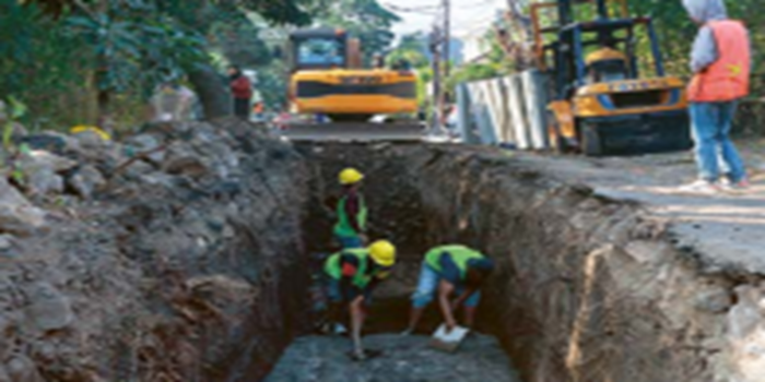 PROYEK BANJIR: Para pekerja menggali tanah untuk pembangunan drainase baru di Jalan Cempaka Kuning kemarin.