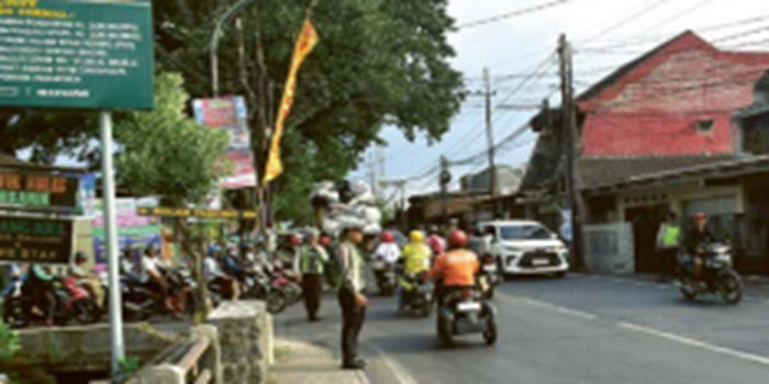 SEGERA PASANG RAMBU: Sejumlah petugas berjaga di Jalan KH Malik Dalam, Kedungkandang, kemarin. Pemkot bakal menerapkan rekayasa lalu lintas di sana