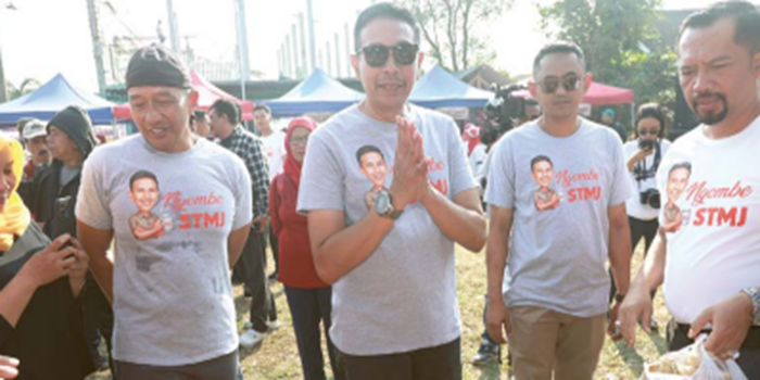 DATANG LANGSUNG: Pj Wali Kota Malang Wahyu Hidayat didampingi Sekda Kota Malang Erik Setyo Santoso mendatangi warga Kelurahan Tunjungsekar, Lowokwaru, kemarin