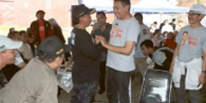 ATASI MASALAH: Pj Wali Kota Malang Wahyu Hidayat berjabat dengan warga setelah menjawab keluhan lewat Ngombe-STMJ