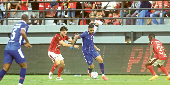 MENDAPAT KEUNTUNGAN: Julian Guevara (kanan) berusaha lepas dari penjagaan pemain Bali United Brandon Wilsan dalam laga fase grup Piala Presiden pada 21 Juli lalu.