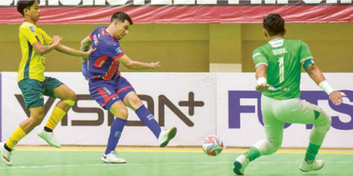 SAPU BERSIH: Oscar Fernandez (tengah) berusaha mencetak gol ke gawang Kinantan FC dalam laga Pro Futsal League di GOR Pancasila UGM Sabtu lalu (27/7).