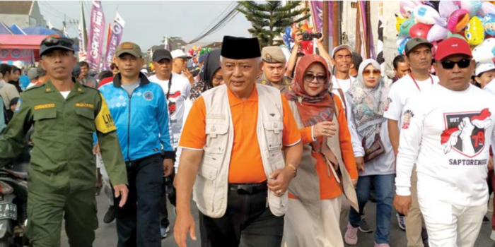 BERSINERGI: Bupati Malang H M. Sanusi mengikuti jalan sehat sosialisi memerangi peredaran rokok ilegal di Balai Desa Saptorenggo, Kecamatan Pakis, kemarin (28/7).