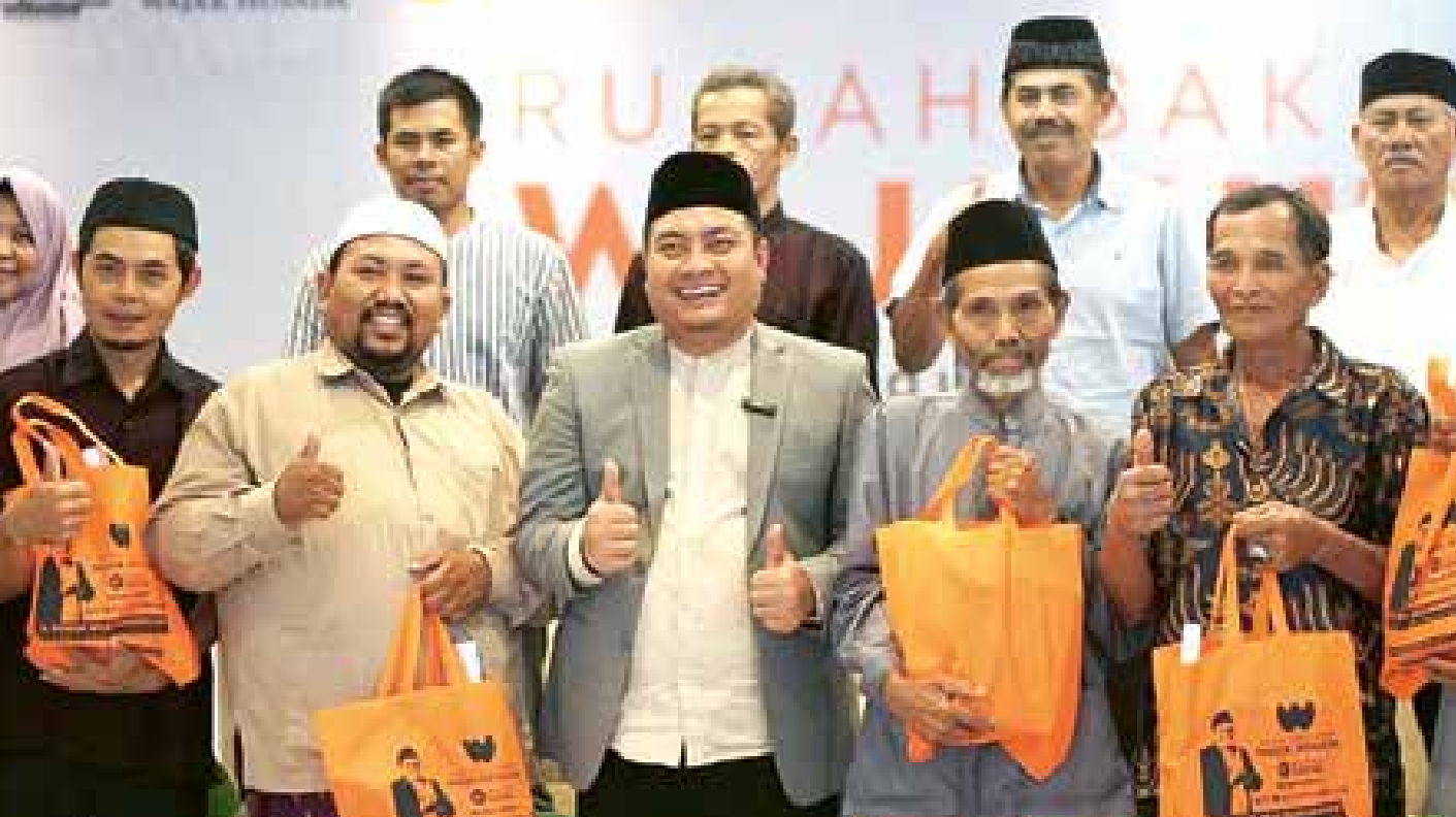 AKTIVITAS SOSIAL: Puguh Wiji Pamungkas (tengah depan) aktif membagikan wakaf Alquran ke berbagai kelompok masyarakat. Salah satunya ke Forum Masjid Inisiatif.