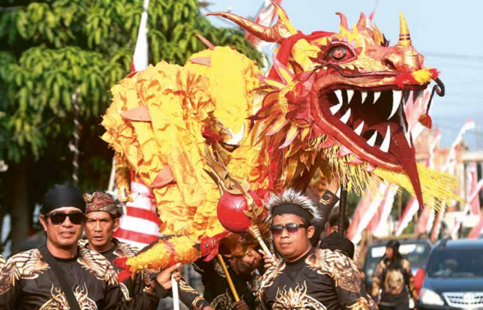 MERIAH: Warga RW 1 Desa Kalisongo, Kecamatan Dau, Kabupaten Malang, menampilkan atraksi leang-leong naga pada karnaval selamatan desa kemarin (28/7).