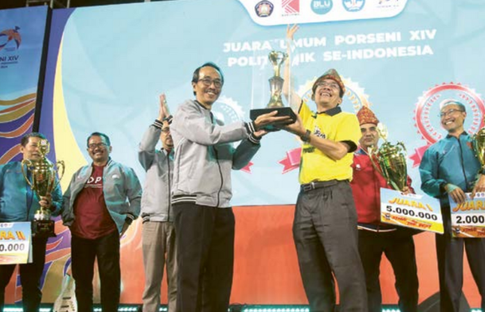 TERBAIK: Direktur Polinema Ir Supriatna Adhisuwignjo (kiri) mengangkat piala Porseni XIV pada Sabtu (27/7).