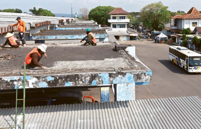 DIPERCANTIK: Bagian atap shelter  bus Terminal Arjosari mulai dilakukan  pembersihan kemarin siang.