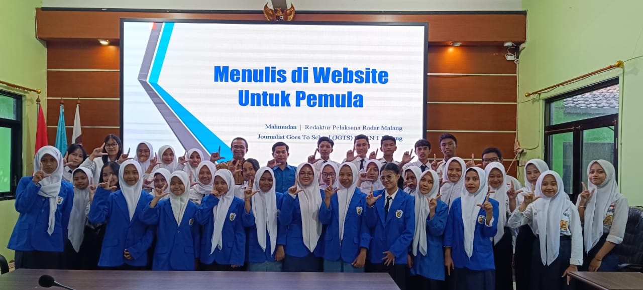 PERKUAT LITERASI : Kepala Sekolah Andri Kusdarmanto MPd bersama seluruh peserta JGTS Jawa Pos Radar Malang dari SMKN 1 Malang, Senin (29/7).