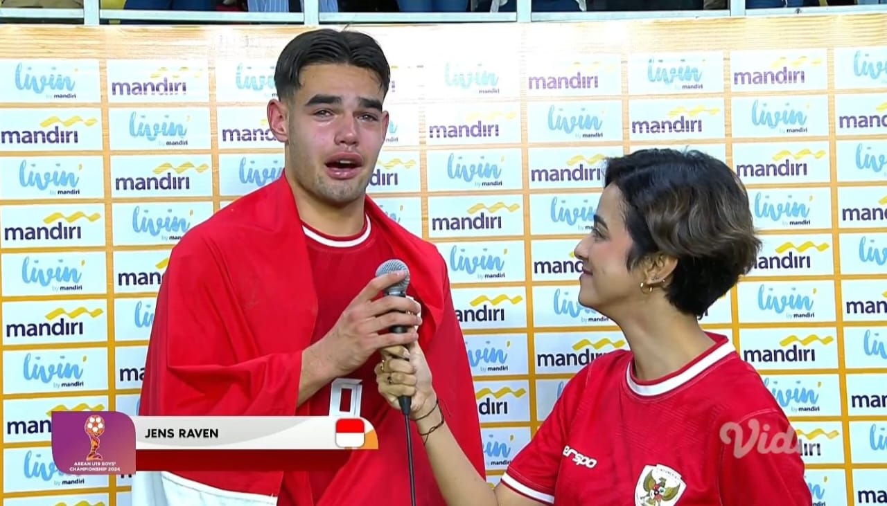 Tangis emosional Jens Raven usai Timnas Indonesia berhasil sabet juara AFF U-19. (X @FaktaSepakbola)