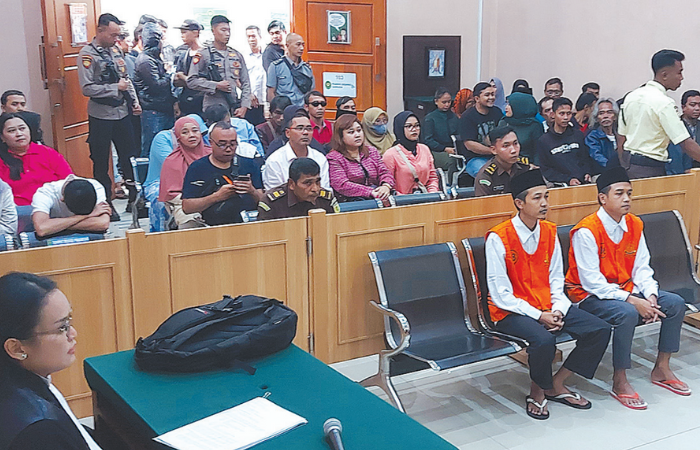 PEMBACAAN EKSEPSI: Dua terdakwa, M. Wakhid Hasyim Afandi dan M. Iqbal Faisal Amir menjalani sidang di Pengadilan Negeri (PN) Kepanjen kemarin.