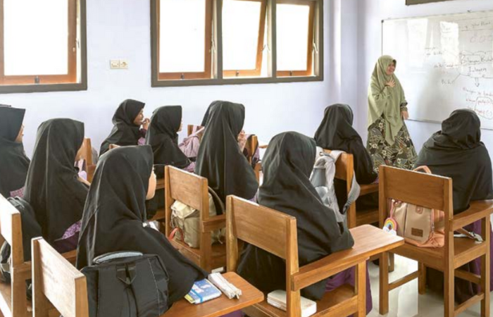 SEMANGAT BELAJAR: Siswa SMPIT Insantama mendengarkan penjelasan materi dari guru kemarin siang.