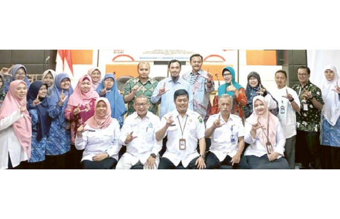 KOLABORASI: Kepala Disdikbud Suwarjana SE MM (tengah) didampingi Kabid Ketenagaan Tujuwarno SPt MPd foto bersama menghadiri agenda Disdikbud Kota Malang.