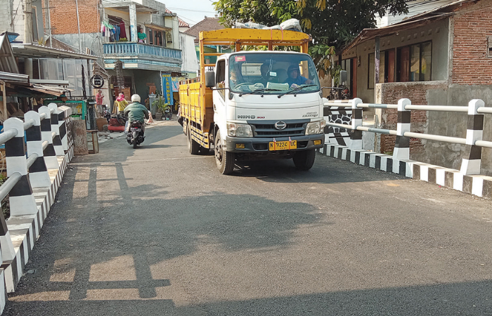 PROYEK RAMPUNG: Truk melintasi Jembatan Tirtotaruno di Dusun Klandungan, Desa Landungsari, Kecamatan Dau, Kabupaten Malang yang baru dibuka kemarin (29/7).