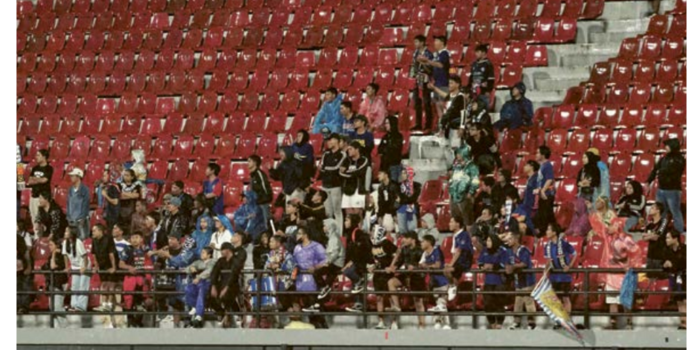 JAGA KONDUSIFITAS: Para pendukung Arema FC memberi dukungan langsung tim di Stadion Kapten I Wayan Dipta pada Liga 1 2023/2024 lalu.