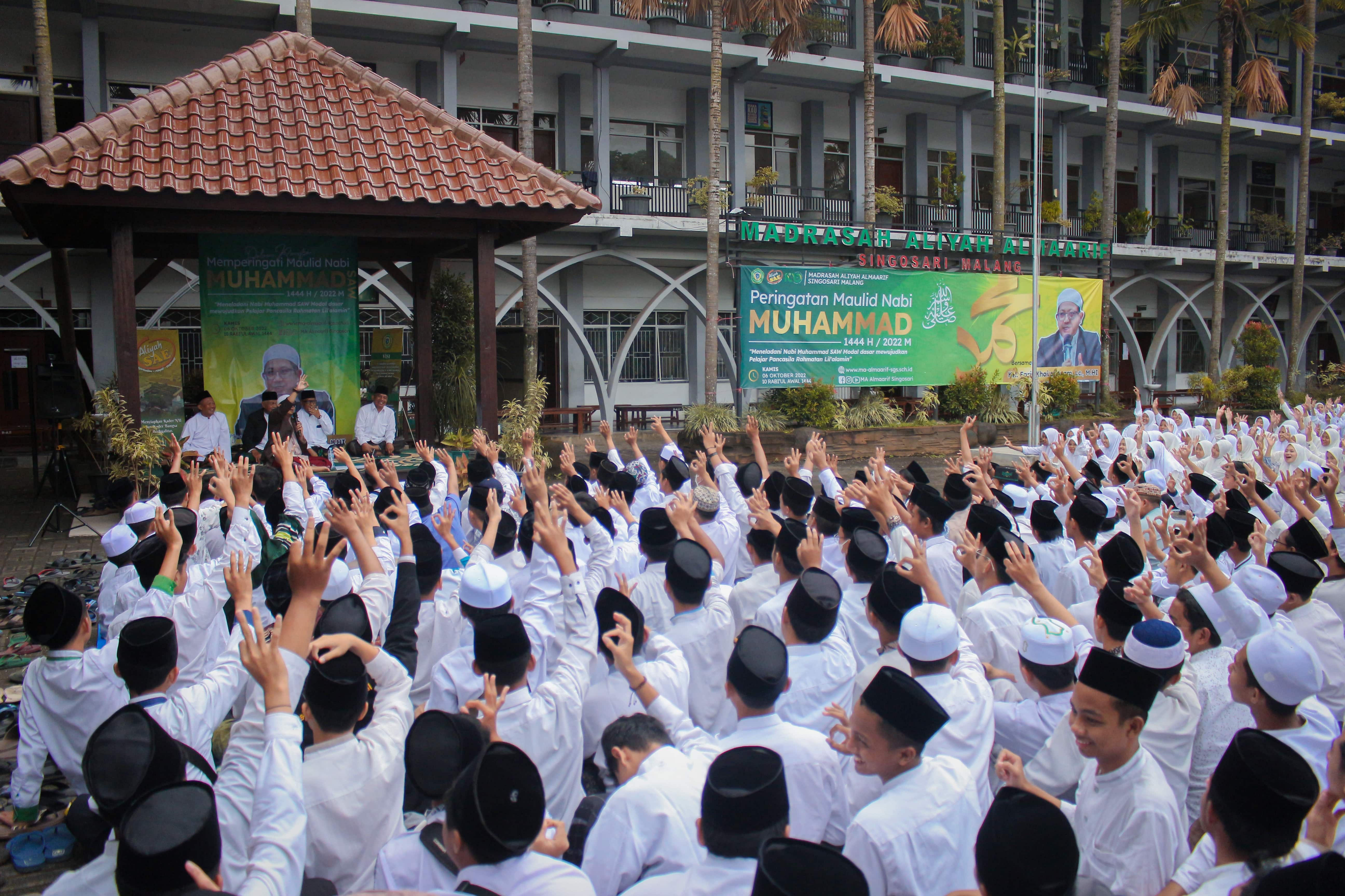 Para siswa MA Almaarif Singosari menghadiri peringatan Maulid Nabi