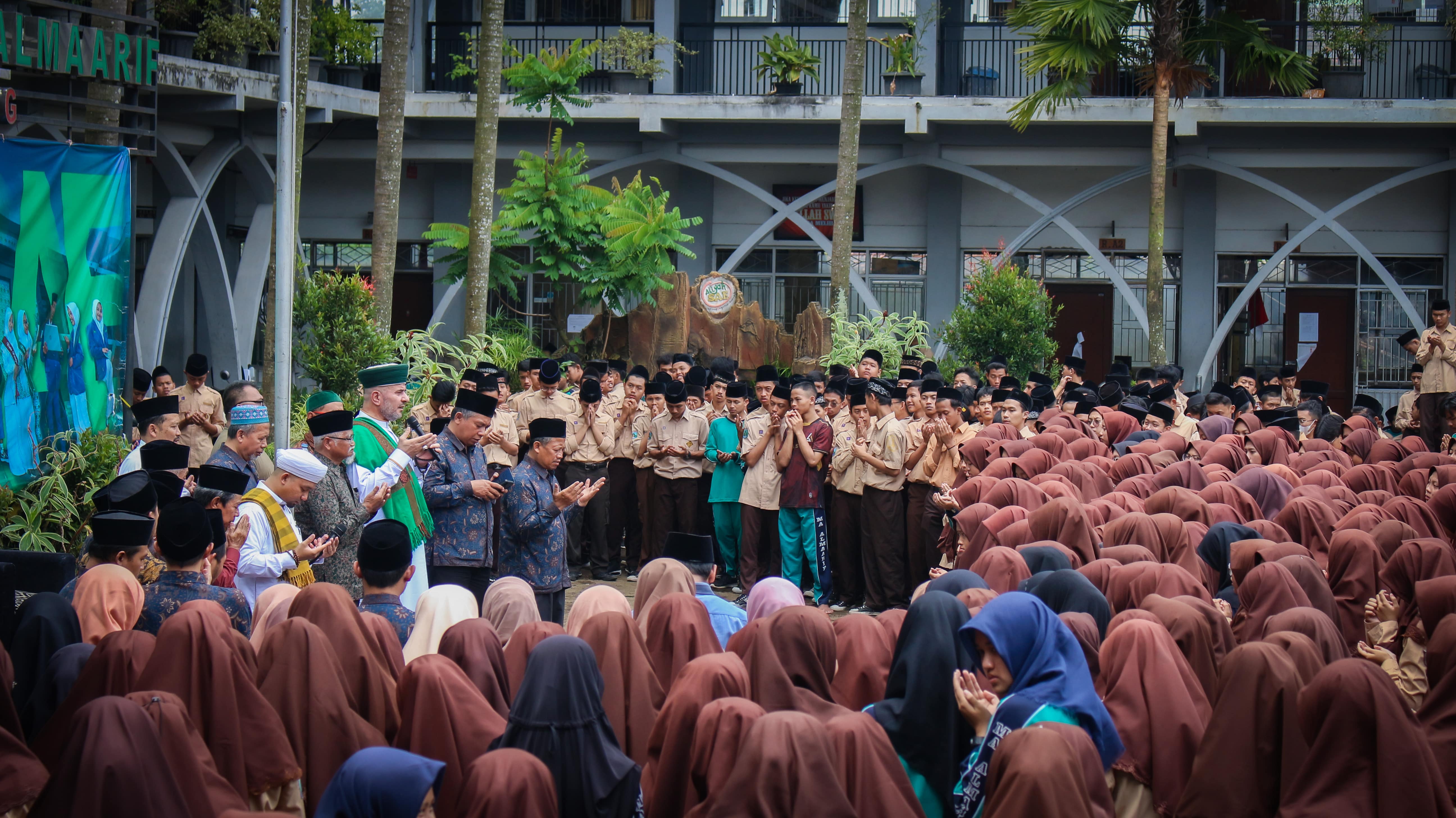Kunjungan Syech Ahmad Rouhi Al Jaelani, cicit Syekh Abdul Qodir Al Jaelani ke MA Almaarif Singosari