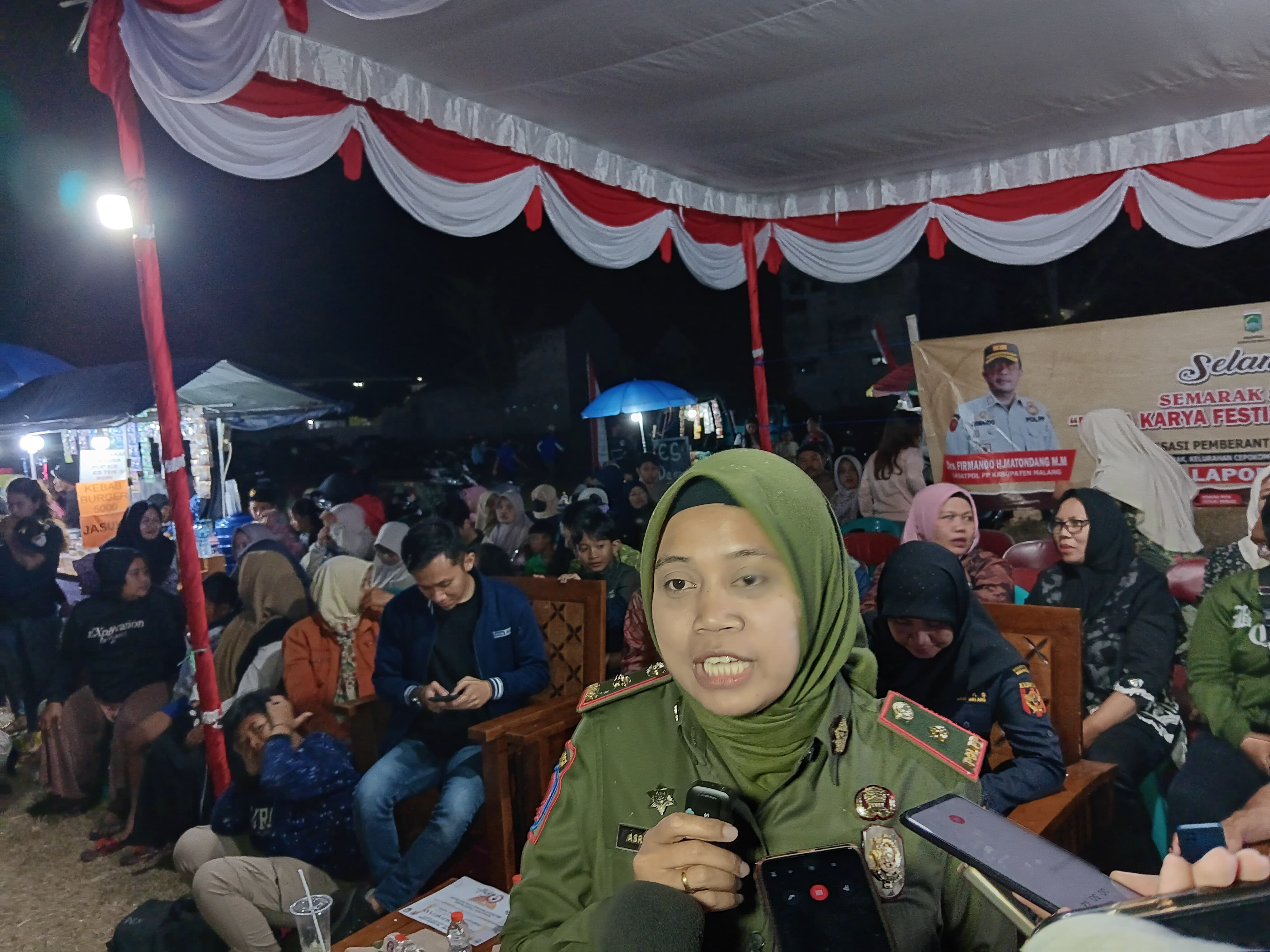 BERSINERGI: Kabid Linmas Satpol PP Kabupaten Malang Asri Wulandari memberikan keterangan pers di sela acara.