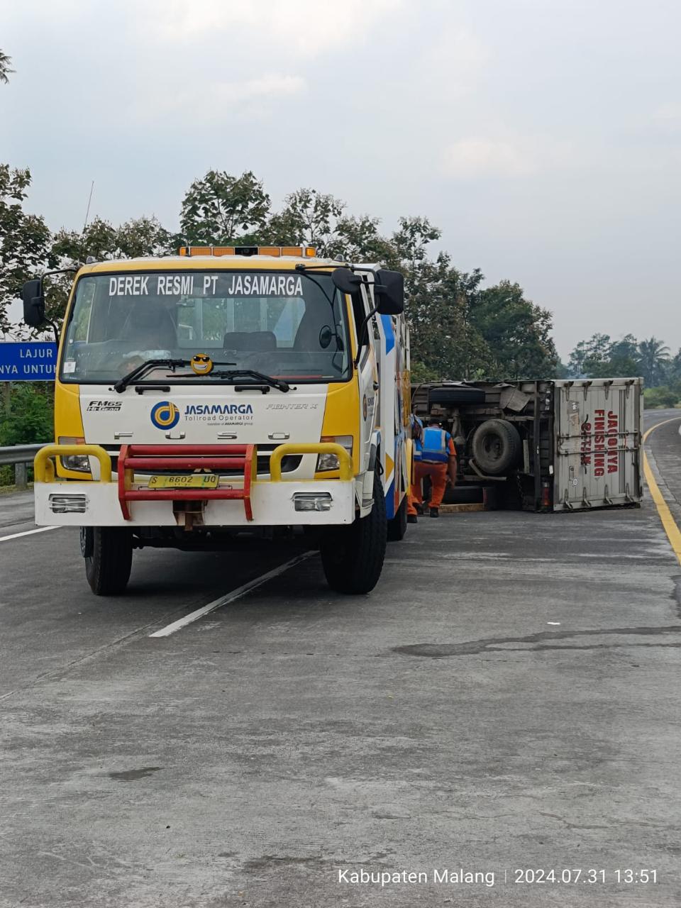 LAKA LANTAS: Petugas dari Jasamarga Pandaan-Malang mengevakuasi truk yang terguling di KM 82 tol Pandaan-Malang kemarin (31/7)