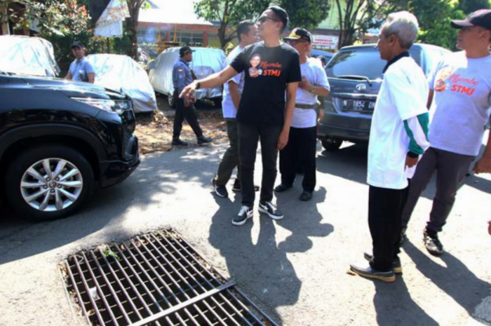 TURUN LAPANGAN: Pj Wali Kota Malang Wahyu Hidayat memeriksa kondisi drainase di kawasan Rampal Claket yang dikeluhkan warga.