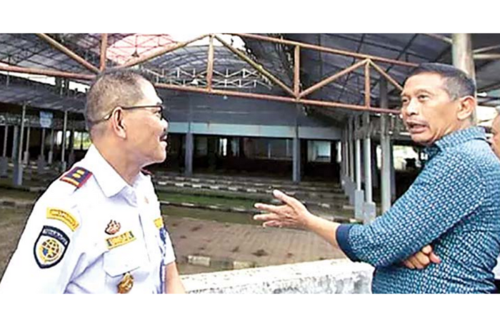 KOMUNIKASI: Pj Wali Kota Malang Wahyu Hidayat (kanan) berkoordinasi dengan Dishub Jatim terkait penggunaan Terminal Hamid Rusdi untuk relokasi pedagang Pasar Gadang.