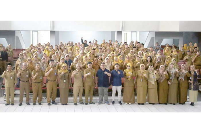 BELAJAR BERSAMA: Sebanyak 195 kepala SD negeri se-Kota Malang dibekali cara menghadapi wartawan kemarin pagi di Gedung Kesenian Gajayana.