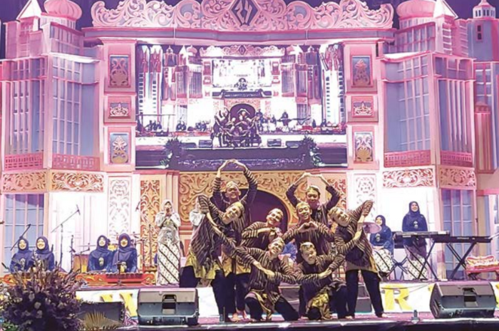 MERIAH: Siswa MAN 2 Malang menampilkan tarian tradisional pada Art Show 2024, Sabtu (27/7).