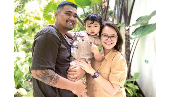 SELALU CERIA: Dmitriev Abraham Haryanto alias Abe Cekut bersama sang ayah, Christian Benny Haryanto dan ibunya, Regina Bellanandra Prabowo.