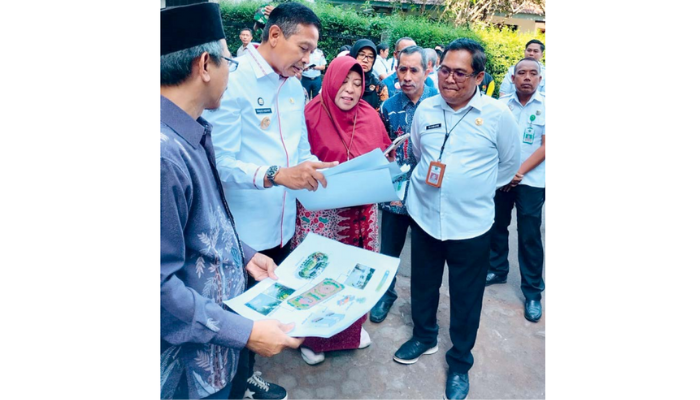 JAWAB KELUHAN: Pj Wali Kota Malang Wahyu Hidayat (dua dari kiri) memberi solusi kepada pemohon PBG yang kesulitan mengurus izin.