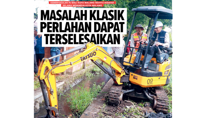 TURUN LANGSUNG: Pj Wali Kota Malang Wahyu Hidayat mengoperasikan ekskavator untuk mengeruk lumpur saluran drainase di Jalan Arjowinangun, Kecamatan Kedungkandang (4/7).