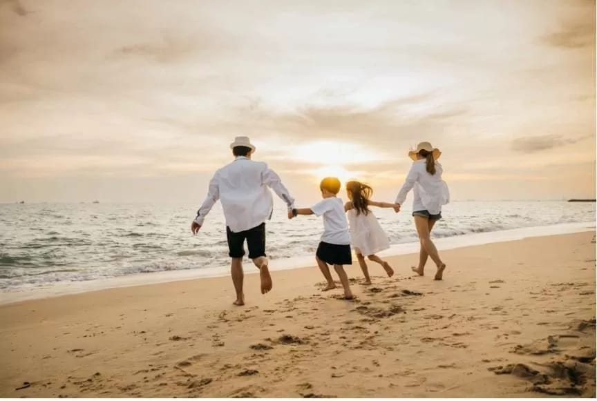 Liburan bersama keluarga di pantai