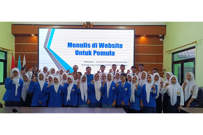 PERKUAT LITERASI : Kepala Sekolah Andri Kusdarmanto MPd bersama seluruh peserta JGTS Jawa Pos Radar Malang dari SMKN 1 Malang, Senin (29/7).