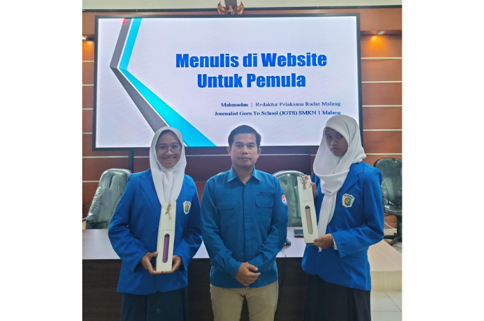 APRESIASI : Hadiah eksklusif dari Jawa Pos Radar Malang untuk dua peserta JGTS dari SMKN 1 Malang.