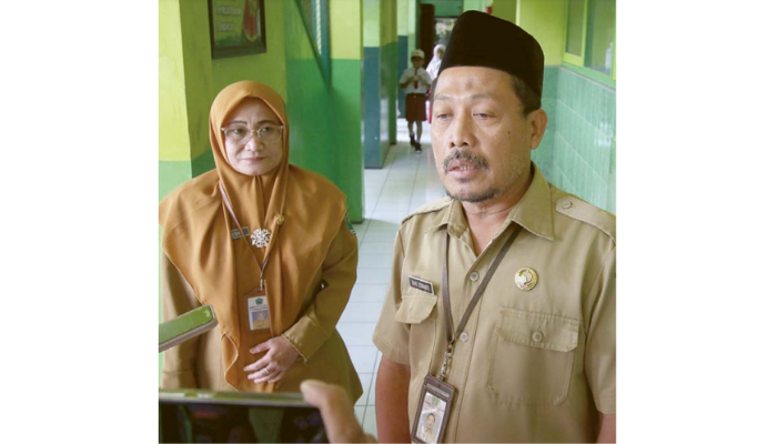 RANGKAP JABATAN: Salah satu pengawas sekolah (kanan) bertemu awak media di SDN Jatimulyo 4.