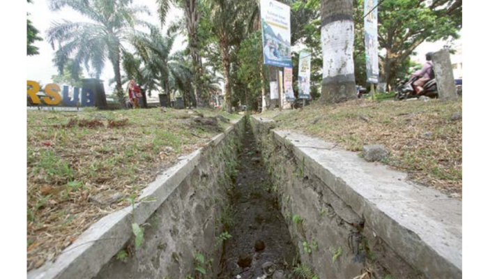 BELUM JELAS: Kondisi drainase di Jalan Soehat. Pemkot masih menunggu kabar dari Pemprov Jatim terkait pembangunan drainase baru di sana.