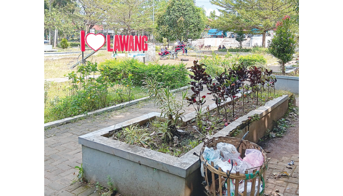 KURANG PERHATIAN: Sampah pengunjung di Taman Lawang dikumpulkan oleh petugas menggunakan wadah seadanya.