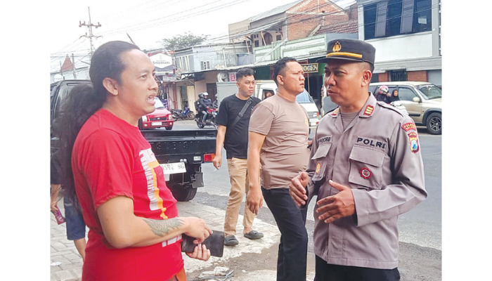 MASIH DISELIDIKI: Personel dari Polsek Karangploso melakukan olah TKP di Jalan Raya Ngijo, Karangploso kemarin (31/7).