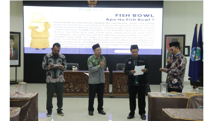 Ketua Program Studi Pendidikan Profesi Guru SPs  UM, Dr. M. Alfan, S.Pd., M.Pd. beri materi Implementasi Strategi Fish Bowl, Kuis Humor, dan Bingo dalam Pembelajaran Bahasa pada Pendendidikan Dasar.